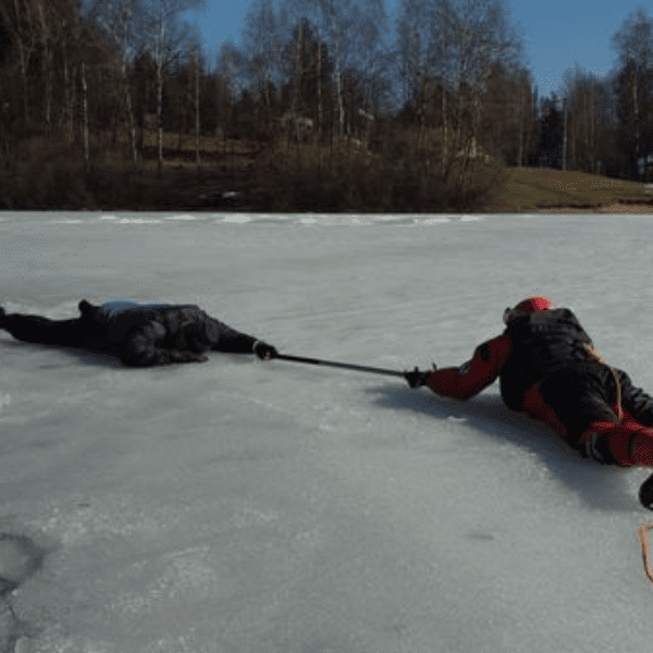 Jak se správně chovat u vody a zamrzlých rybníků? Poradí vodní záchranář Jan Sedláček