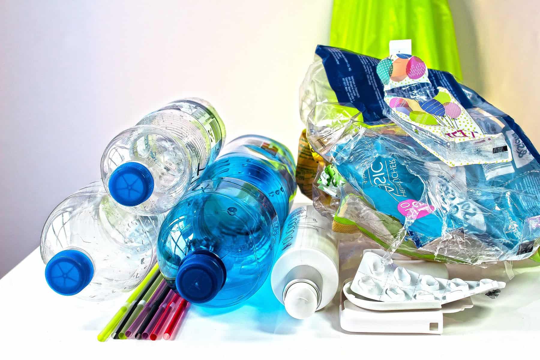Rozmohl se nám tu takový nešvar. Pod dojmem, jak moc pomáháme přírodě, jak naplňujeme průřezové téma environmentální výchova ve výtvarce, jsme se vrhli na tvorbu z plastového odpadu. Pod rukama dětí vznikají z bývalých petlahví, kelímků od jogurtů, víček […]