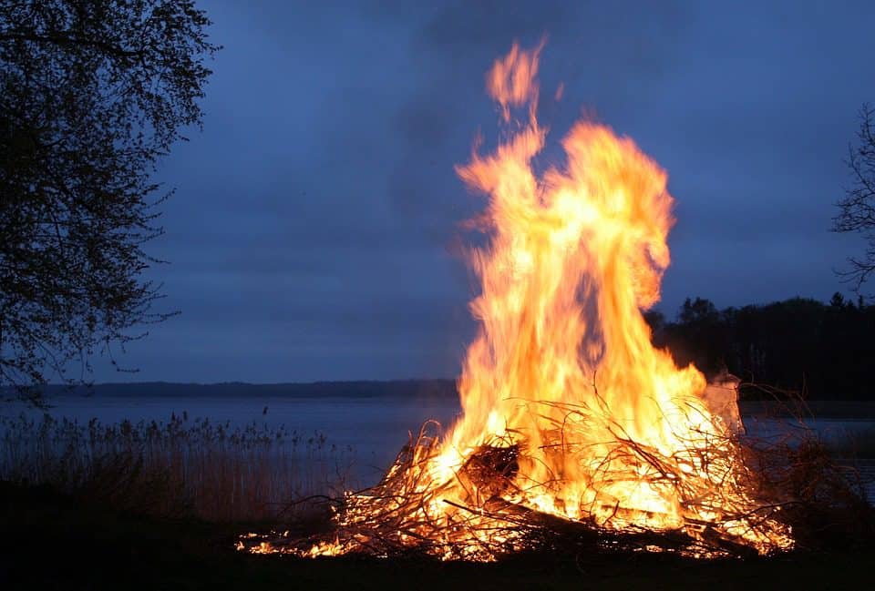 Velká ohniště, dřevěné hranice, kdy na vrcholku nesmí chybět vyrobená látková podobizna čarodějnice, která uhoří v plamenech. Opečení špekáčku, tanec kolem ohně nebo poskakování se zapálenými košťaty. Mnoho událostí v duchu pálení ohňů s doprovodnými […]
