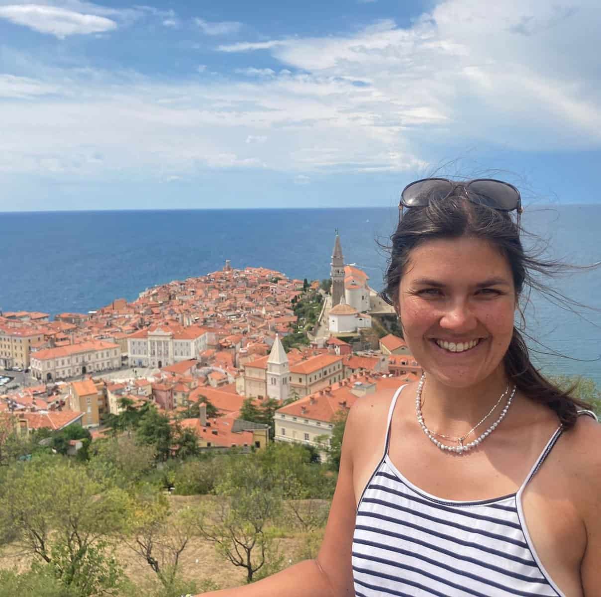 Práce s dětmi může být náročná v mnoha ohledech. Ať už mluvíme o psychické křehkosti nebo náchylnosti. Přečtěte si rozhovor s dětskou psychoterapeutkou Zuzanou Fišarovou, se kterou probereme psychické problémy u dětí, jak […]