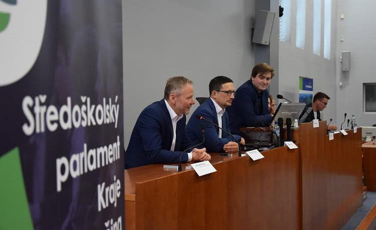 Středoškoláci na Vysočině sdílejí zkušenosti ve vlastním parlamentu